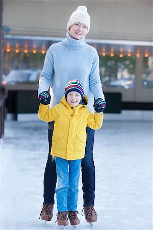 simsearch:400-08315867,k - family of two ice skating at outdoor skating rink together at winter Photographie de stock - Aubaine LD & Abonnement, Code: 400-08319707