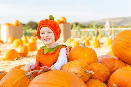 simsearch:400-07169847,k - cheerful little boy in pumpkin costume enjoying halloween time at pumpkin patch Photographie de stock - Aubaine LD & Abonnement, Code: 400-08320115