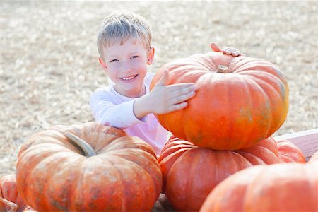 simsearch:400-07169847,k - smiling 6-year old boy having fun and enjoying autumn time at pumpkin patch Photographie de stock - Aubaine LD & Abonnement, Code: 400-08320119