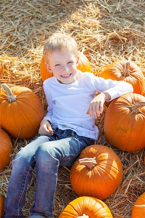 simsearch:400-07169847,k - smiling 6-year old boy having fun and enjoying autumn time at pumpkin patch Photographie de stock - Aubaine LD & Abonnement, Code: 400-08320120