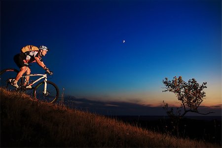 simsearch:400-04724232,k - bike and a biker riding on sky background on sunset Photographie de stock - Aubaine LD & Abonnement, Code: 400-08334071
