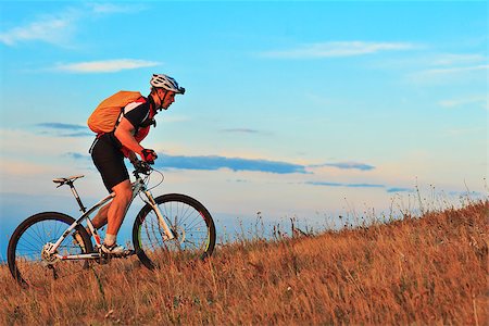 simsearch:400-08431404,k - Mountain Bike cyclist riding single track outdoor Photographie de stock - Aubaine LD & Abonnement, Code: 400-08334073