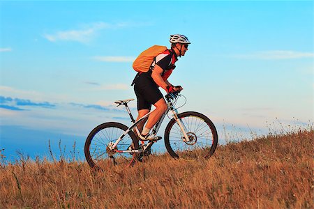 simsearch:400-08673565,k - Mountain Bike cyclist riding single track outdoor Photographie de stock - Aubaine LD & Abonnement, Code: 400-08334569