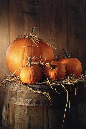 simsearch:400-05714074,k - Pumpkins on old barrel in barn Photographie de stock - Aubaine LD & Abonnement, Code: 400-08335315