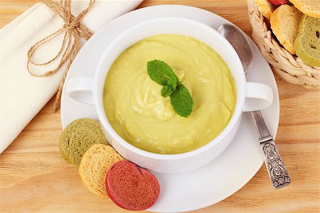 simsearch:400-08786286,k - Vegetable cream soup with broccoli, green beans, mint and bread. Selective focus Fotografie stock - Microstock e Abbonamento, Codice: 400-08336553