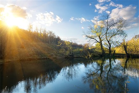 simsearch:400-05732419,k - Bright sun over river in autumn in the morning Fotografie stock - Microstock e Abbonamento, Codice: 400-08337000