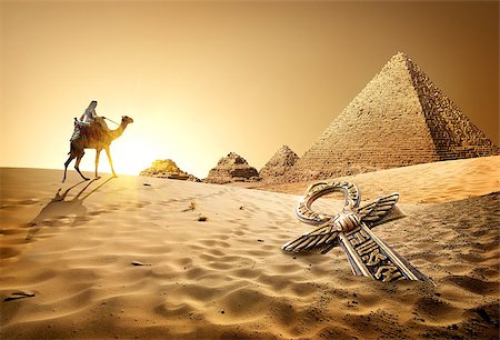 Bedouin on camel near pyramids and ankh in desert Photographie de stock - Aubaine LD & Abonnement, Code: 400-08337185