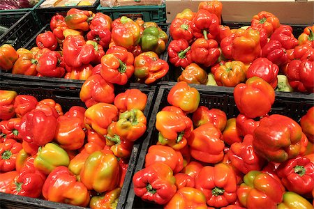 red ripe pepper in the box in supermarket Photographie de stock - Aubaine LD & Abonnement, Code: 400-08337217