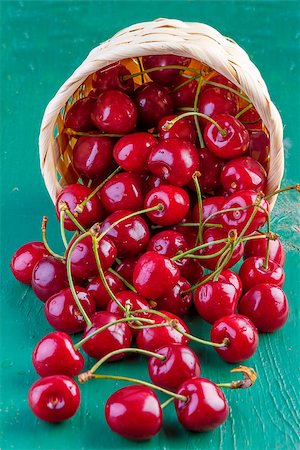 fresh cherries on green wooden table Foto de stock - Super Valor sin royalties y Suscripción, Código: 400-08337731