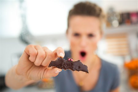 simsearch:400-08336563,k - Closeup on Halloween cookie in shape of bat for Trick or Treat in hand of scaring modern housewife. Ready to halloween party. Traditional autumn holiday Foto de stock - Royalty-Free Super Valor e Assinatura, Número: 400-08337745