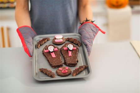 simsearch:400-08336563,k - Closeup on tray with homemade Halloween cookies for Trick or Treat in hands of housewife wearing oven mitts. Ready to halloween party. Traditional autumn holiday Foto de stock - Royalty-Free Super Valor e Assinatura, Número: 400-08337748