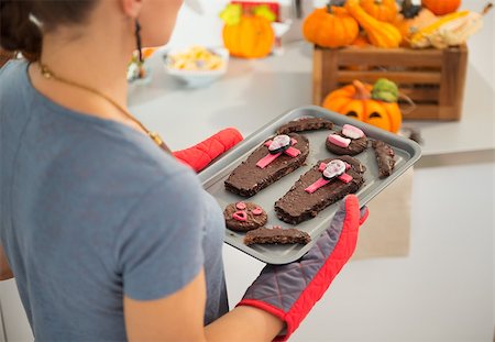 simsearch:400-08336563,k - Closeup on tray with freshly baked Halloween biscuits for Trick or Treat in hands of young housewife. Ready to halloween party. Traditional autumn holiday Foto de stock - Royalty-Free Super Valor e Assinatura, Número: 400-08337757