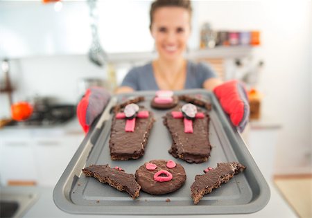 simsearch:400-08336563,k - Closeup on tray with homemade Halloween biscuits for Trick or Treat in hands of young housewife. Ready to halloween party. Traditional autumn holiday Stock Photo - Budget Royalty-Free & Subscription, Code: 400-08337752