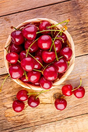 fresh cherries on wooden table Foto de stock - Super Valor sin royalties y Suscripción, Código: 400-08337781