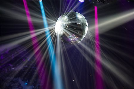 View of light beams reflecting from a disco ball. Foto de stock - Royalty-Free Super Valor e Assinatura, Número: 400-08338135