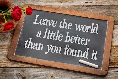 pixelsaway (artist) - Leave the world a little better than you found it - life purpose and meaning concept  - white chalk text on a vintage slate blackboard with red roses against rustic wood Foto de stock - Royalty-Free Super Valor e Assinatura, Número: 400-08338316