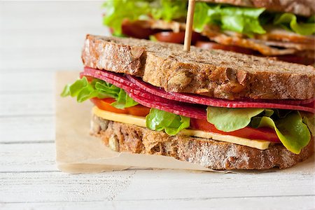 sandwich rustic table - Delicious sausage sandwich with wholegrain bread closeup. Foto de stock - Super Valor sin royalties y Suscripción, Código: 400-08338398