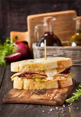 sandwich rustic table - Turkey sandwich with cheese sauce and beetroot jam. Foto de stock - Super Valor sin royalties y Suscripción, Código: 400-08338447