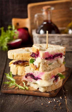 sandwich rustic table - Turkey sandwich with cheese sauce and beetroot jam. Foto de stock - Super Valor sin royalties y Suscripción, Código: 400-08338452
