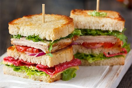 Fresh turkey sandwich with cheese, sausage and vegetables. Photographie de stock - Aubaine LD & Abonnement, Code: 400-08338468