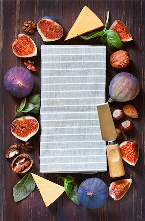 simsearch:400-07718938,k - Grey linen napkin in a frame of fresh figs, nuts and herbs . Fotografie stock - Microstock e Abbonamento, Codice: 400-08338474