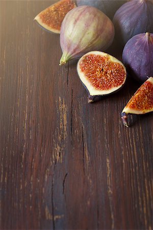simsearch:400-07718938,k - Fresh ripe figs on old wooden board wih place for text. Fotografie stock - Microstock e Abbonamento, Codice: 400-08338477