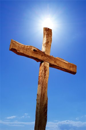 Wooden cross with sun shining in a clear blue sky Foto de stock - Royalty-Free Super Valor e Assinatura, Número: 400-08338657