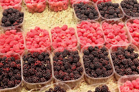 simsearch:400-05115029,k - ripe berries of blackberry and raspberry in the shop Stockbilder - Microstock & Abonnement, Bildnummer: 400-08338932