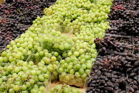simsearch:400-04478608,k - blue and green ripe grapes in the supermarket Stock Photo - Budget Royalty-Free & Subscription, Code: 400-08338933