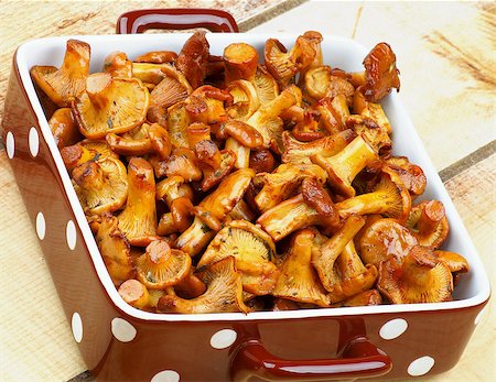 simsearch:400-07478286,k - Delicious Roasted Golden Chanterelles in Brown Polka Dot Bowl Cross Section on Wooden background Stock Photo - Budget Royalty-Free & Subscription, Code: 400-08339048