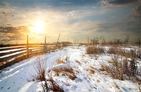 simsearch:400-04308322,k - Wooden fence in winter field at sunset Photographie de stock - Aubaine LD & Abonnement, Code: 400-08339287