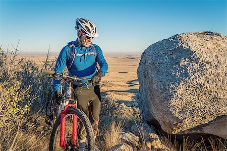 simsearch:400-07306312,k - senior male with a mountain bike in Colorado foothills, Soapstone Prairie Natural Area near Fort Collins Foto de stock - Super Valor sin royalties y Suscripción, Código: 400-08339449