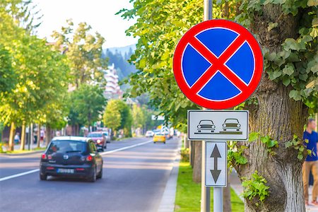 warning tow away zone sign near a tree Foto de stock - Super Valor sin royalties y Suscripción, Código: 400-08332148