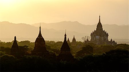 Sunset scenic view with silhouettes of temples in Bagan, Myanmar (Burma) Photographie de stock - Aubaine LD & Abonnement, Code: 400-08332385