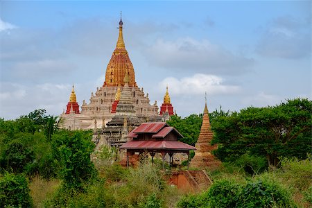 Scenic view of ancient Ananda temple in old Bagan area, Myanmar Stockbilder - Microstock & Abonnement, Bildnummer: 400-08332383