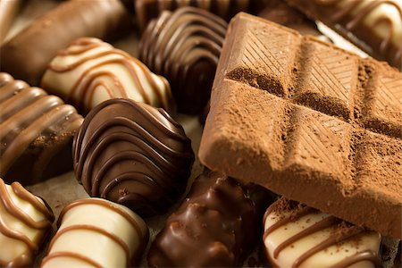 selection of chocolated sweet pralines close up Foto de stock - Super Valor sin royalties y Suscripción, Código: 400-08332472
