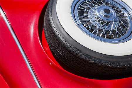 simsearch:400-08574227,k - Close up of spare tire on an red retro car. Retro background Photographie de stock - Aubaine LD & Abonnement, Code: 400-08332625