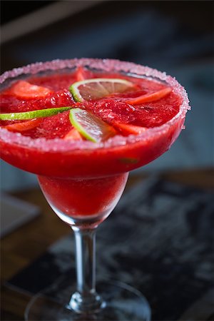 Strawberry margarita cocktail on the bar. Shallow dof Stockbilder - Microstock & Abonnement, Bildnummer: 400-08332837