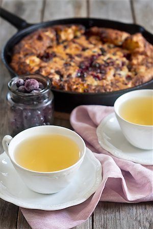 simsearch:400-07295671,k - Black currant pie with cups of tea on old wooden background Photographie de stock - Aubaine LD & Abonnement, Code: 400-08333000