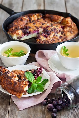 simsearch:400-07295671,k - Black currant pie with cups of tea on old wooden background Photographie de stock - Aubaine LD & Abonnement, Code: 400-08333001