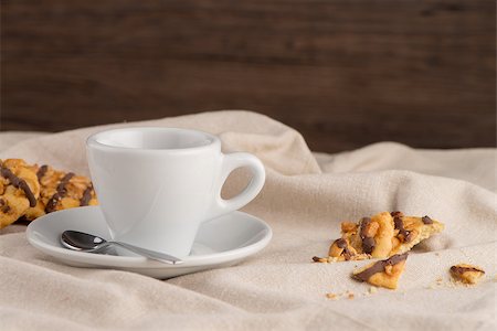 simsearch:400-04332565,k - White coffee cup with coffee and around the cup lies some delicious cookies. Foto de stock - Super Valor sin royalties y Suscripción, Código: 400-08333336