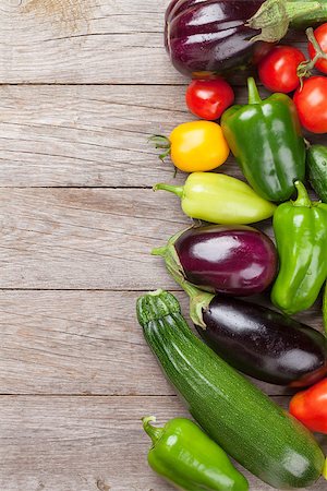 simsearch:400-04804401,k - Fresh farmers garden vegetables on wooden table. Top view with copy space Foto de stock - Super Valor sin royalties y Suscripción, Código: 400-08344259