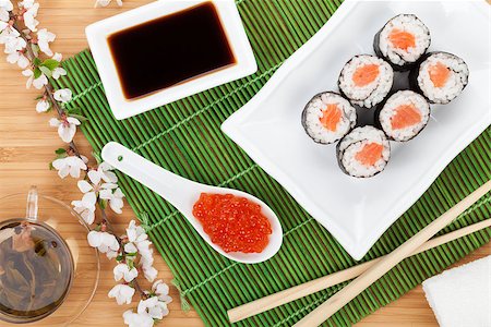 simsearch:400-08072780,k - Red caviar, sushi set, sakura branch and green tea over bamboo table Stockbilder - Microstock & Abonnement, Bildnummer: 400-08346966