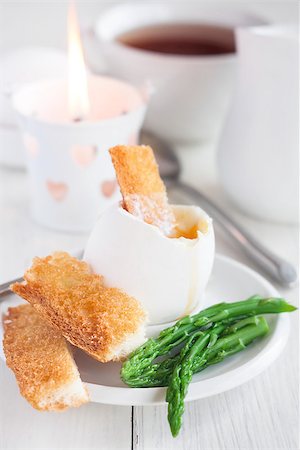 simsearch:400-05383364,k - Soft boiled eggs with asparagus and toast soldiers Photographie de stock - Aubaine LD & Abonnement, Code: 400-08347019