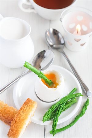 simsearch:400-05383364,k - Soft boiled eggs with asparagus and toast soldiers Photographie de stock - Aubaine LD & Abonnement, Code: 400-08347021