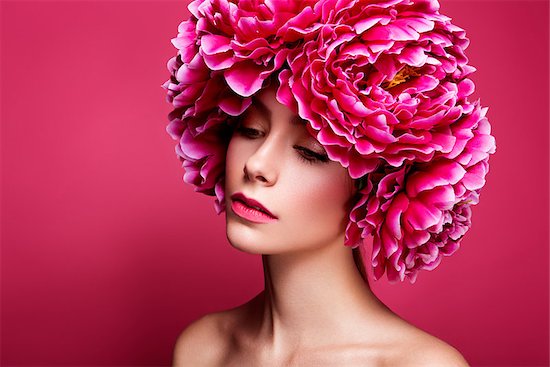 Beautiful lady with a wreath of flowers. Flower style portrait of a young beauty Photographie de stock - Libre de Droits (LD), Artiste: korabkova, Le code de l’image : 400-08349567