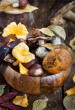 Mix of autumn wild forest edible mushrooms in wooden bowl Stockbilder - Microstock & Abonnement, Bildnummer: 400-08340419