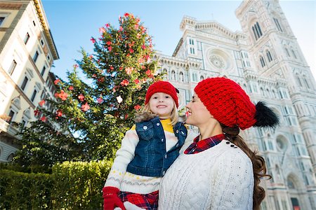 simsearch:400-08341864,k - Happy mother and daughter standing near Christmas tree and Duomo in Florence, Italy. Modern family enjoying carousel of Christmas time events in heart of the Renaissance. Fotografie stock - Microstock e Abbonamento, Codice: 400-08341864