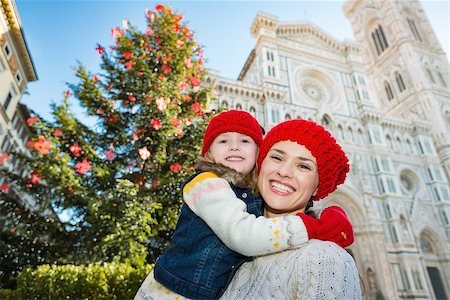 simsearch:400-08341864,k - Portrait of happy mother and daughter standing near Christmas tree and Duomo in Florence, Italy. Modern family enjoying carousel of Christmas time events in heart of the Renaissance. Fotografie stock - Microstock e Abbonamento, Codice: 400-08341865