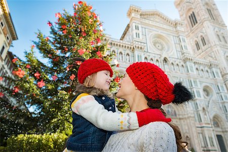 simsearch:400-08341864,k - Happy mother and daughter hugging in front of Christmas tree near Duomo in Florence, Italy. Modern family enjoying carousel of Christmas time events in heart of the Renaissance. Fotografie stock - Microstock e Abbonamento, Codice: 400-08341866